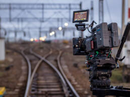 kamera Arri na planie filmowym pkp na torach kolejowych
