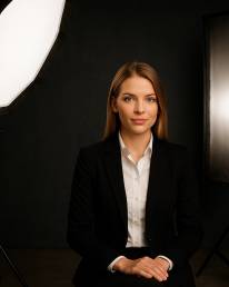 Profesjonalny portret biznesowy kobiety w studio, elegancki strój biznesowy, naturalne światło, styl eksperta do social mediów.